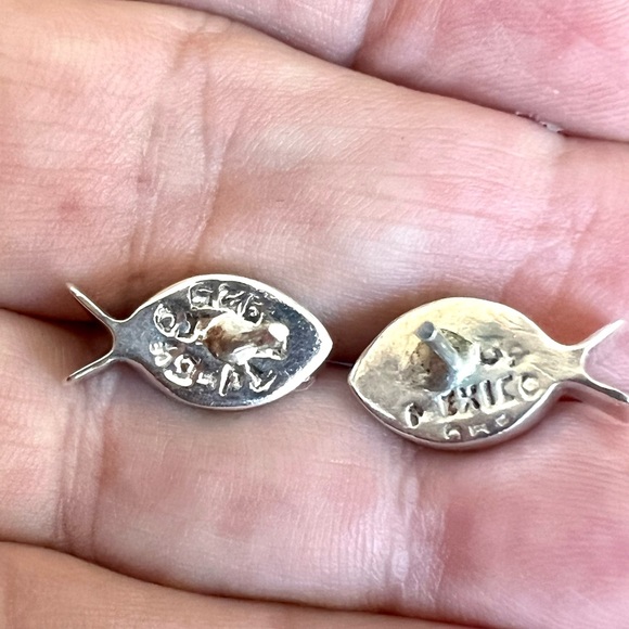 .925 Taxco Mexico Silver Onyx Fish Post Earrings Signed TJ-64 - Picture 5 of 10